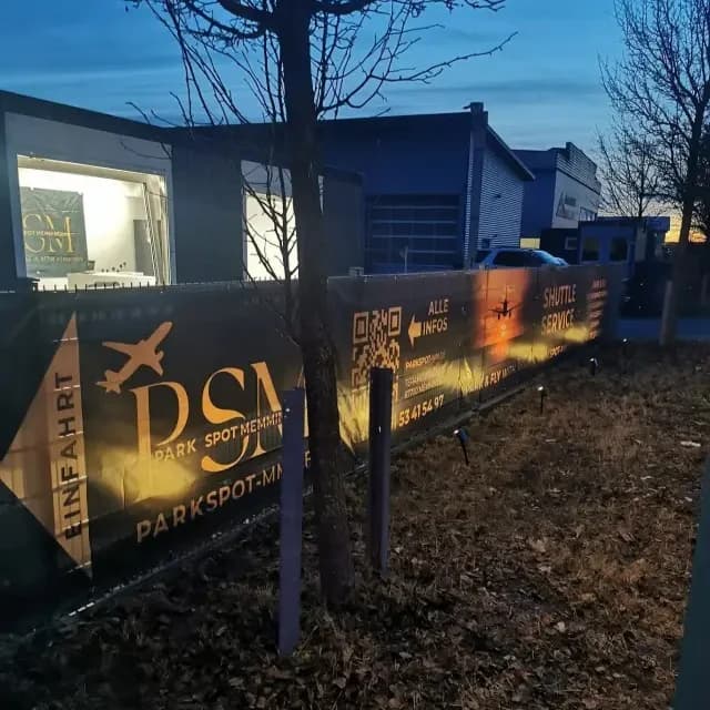 Einfahrt ParkSpot-MM mit PSM-Schildern am Zaun, Teramostraße 15, Memmingen